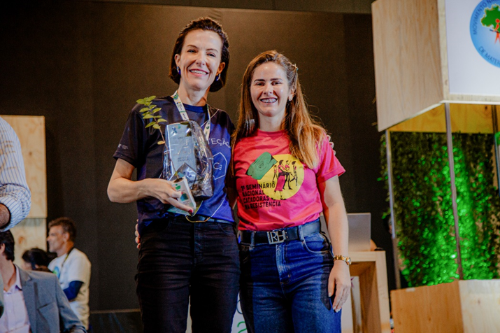 Carolina Ponce de Leon recebe o Selo Amigo do Catador em nome da Abiquim.